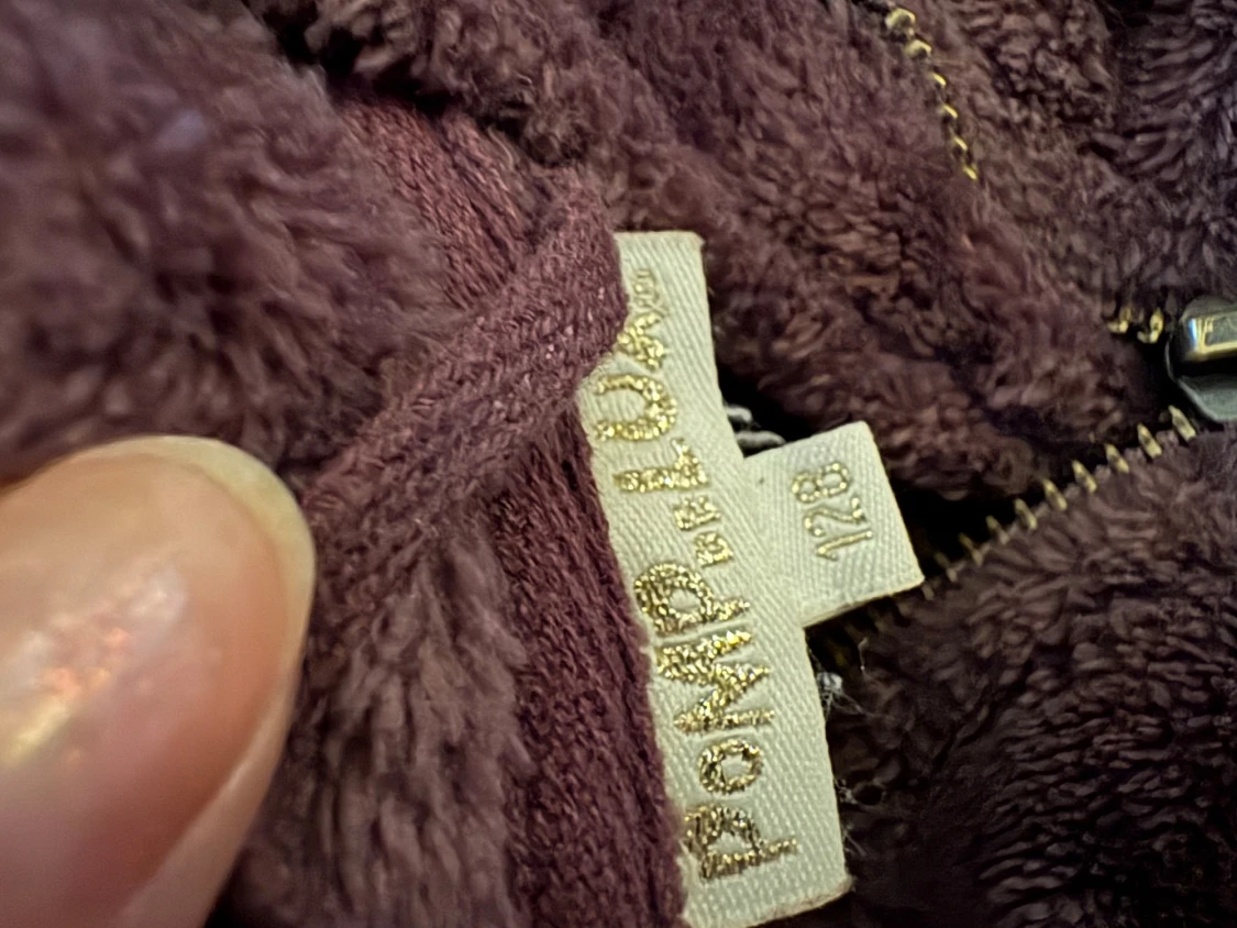 Plommonlila fleecejacka med ”prickar” från Pompdelux - 3