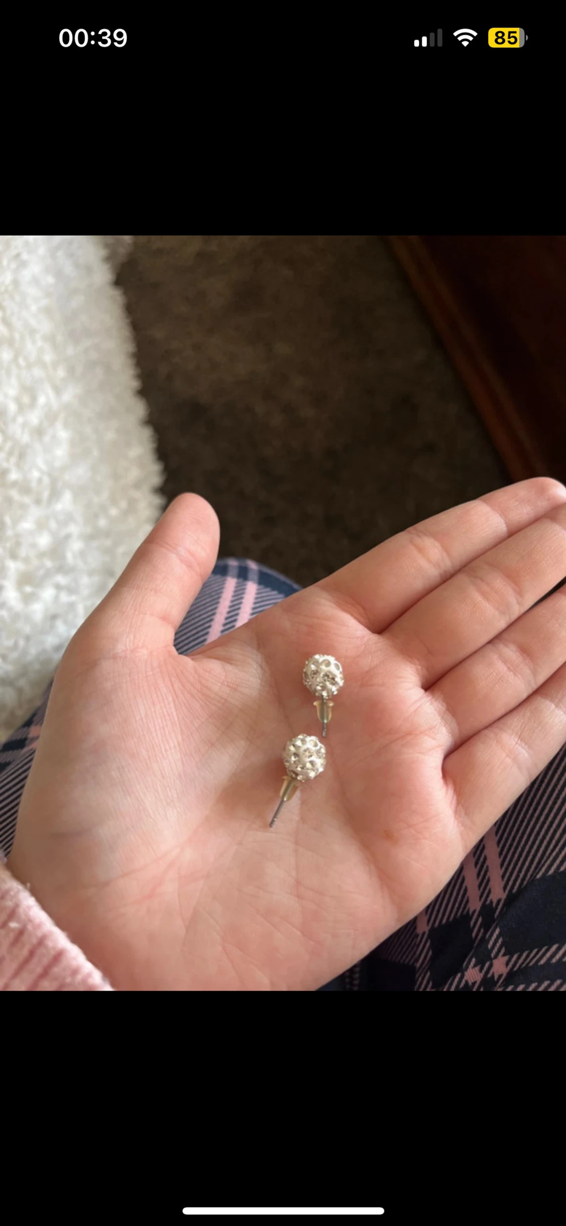 Glittriga silverfärgade örhängen