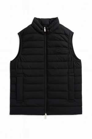 Svart dunväst från Emporio Armani - Säljer en svart dunväst från Emporio Armani Essentials med quiltad design och dragkedja framtill. Storlek är -S men rekommenderar S. Knappt använd då den är för liten. Nypris ca 3000.