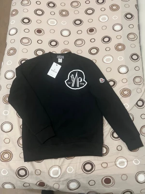 MONCLER SWEATSHIRT - Helt ny Moncler tröja, Väldigt bra kvalité och går även att scanna nfc. Tröjan är liten i storleken och passar Xs. Hör av dig vid intresse.