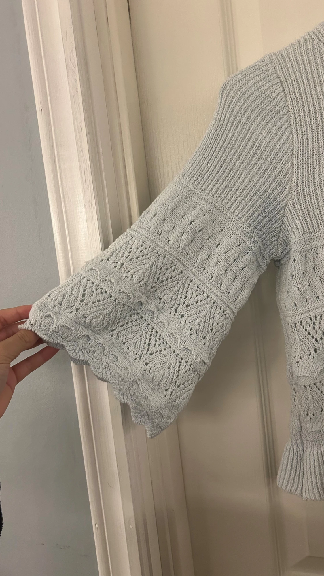 Ljusblå stickad tröja med volang - 1