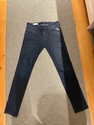 Replay jeans - Schyssta anbass i storlek 29/32. Väldigt bra skick säljes då den var för små