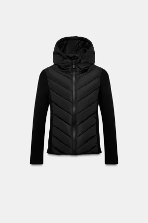 Svart pufferjacka med huva - Snygg svart pufferjacka med huva och dragkedja framtill. Jackan har ett quiltat mönster på framsidan och långa ärmar. Perfekt för dig som vill ha en stilren och modern look under kyliga dagar.