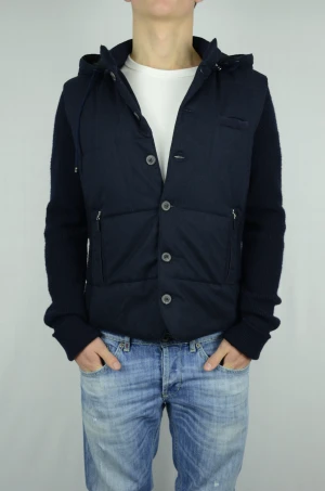 Gran Sasso hybrid cardigan  - GRAN SASSO HYBRID CARDIGAN - RARE OCH EXKLUSIV  Storlek : IT48  Passform : Passar M  Användning : Jackan är i ett väldigt fint skick utan defekter   Nypris : Cirka 7000SEK  Modellen på bilden är 182CM och väger 76KG