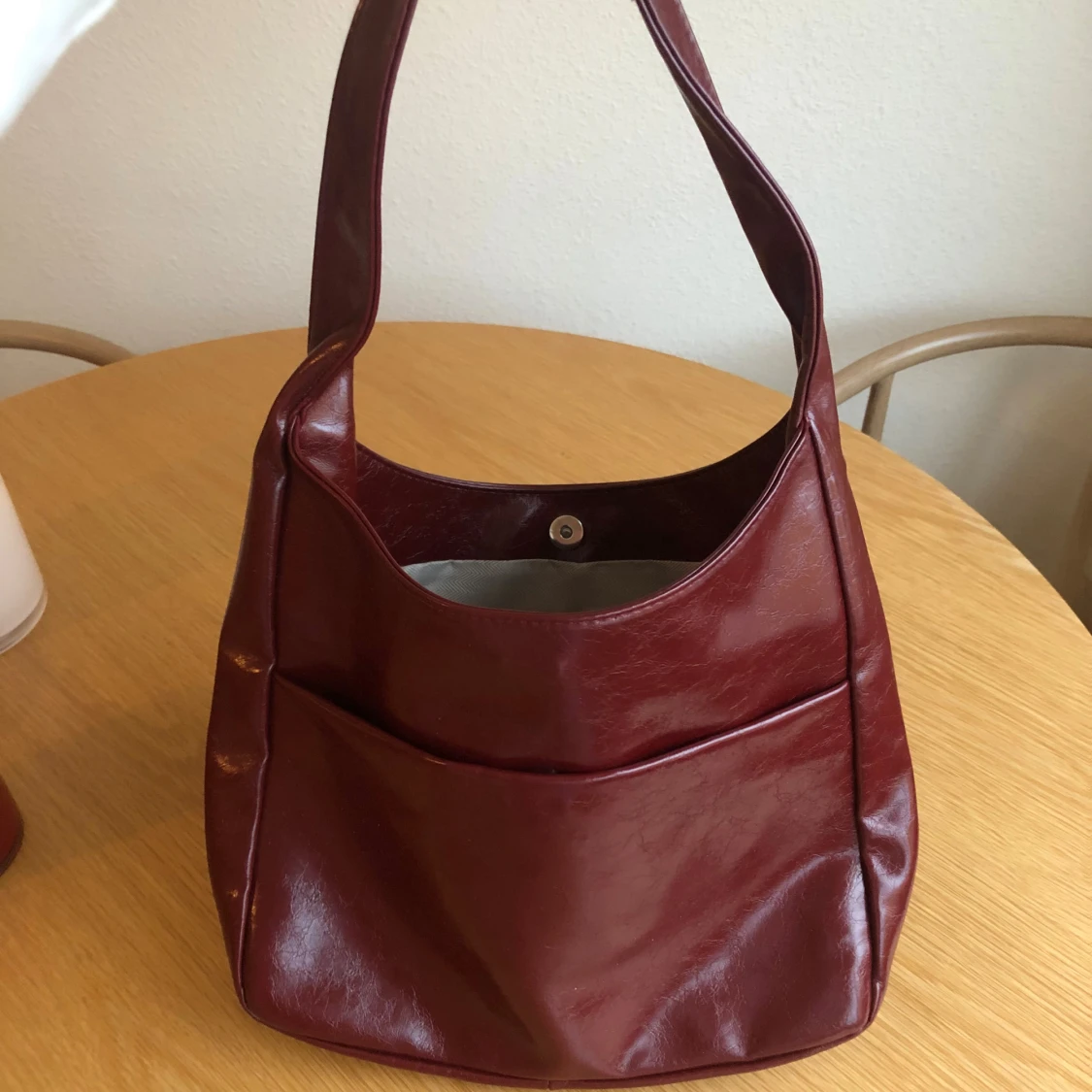 Vinröd axelväska