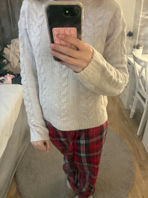 Vitt stickad tröja ifrån lager 157 - Super mysig stickad tröja ifrån lager 157. 