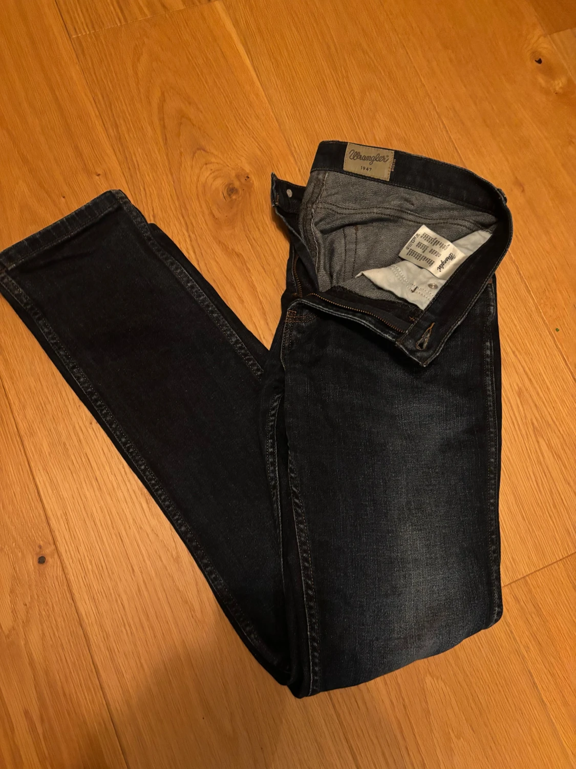Mörkblå slim jeans från Wrangler - 2