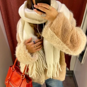 Otrolig mysig pälsjacka - 1-2 spännen där man stänger jackan har trillat av där av pris men as najs att ha öppen och man kan fortfarande stänga igen liksom, märks inte 💓 jag köpte jackan här så bilderna är från den annonsen och jag har inte använt sedan köpet