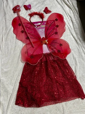 Barn Fjärilar Vingar med Kjol i 4 delar  - 3År + , helt ny , 129kr/paket /bild , skicka med PostNord bara 