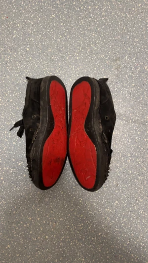Louboutins  - Säljer mina väldigt slitna skor som fortfarande går att rädda o få snygga sy fast sidorna samt där bak så har du ett par snygga skor 