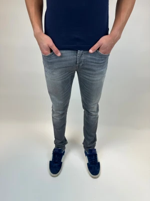 Dondup Jeans George  - Dondup Jeans George! Trendigaste jeansen på marknaden.  Skick= 9,5/10 Ny pris= 4000 kr Säljs för= 1099 kr