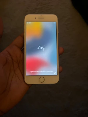 iPhone 7 - Pris kan diskuteras vid snabb köp.         Snygg iPhone 7 i silver. Skärmen är i gott skick och enheten startar utan problem. Baksidan har några mindre repor och tecken på normalt slitage, men inget som påverkar funktionen. Perfekt som reservtelefon eller för dig som vill ha en pålitlig smartphone.