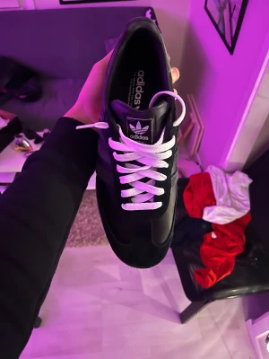 Limited edition SAMBAS - Säljer ett par adidas sambas i en unik colorway som jag aldrig sett säljas på plick förut, riktigt snygga och unika, pris 1699! Storlek 43,5