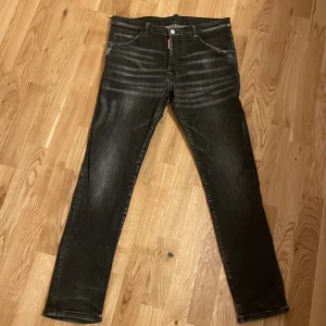 dsquared2 jeans - Hej säljer mina dsquared då jag köpte dem t min lillebror men han ville ej ha dem så säljer dem till ett bra pris de har en väldigt unik o sällsynt look. Vid snabb affär kan pris diskuteras.