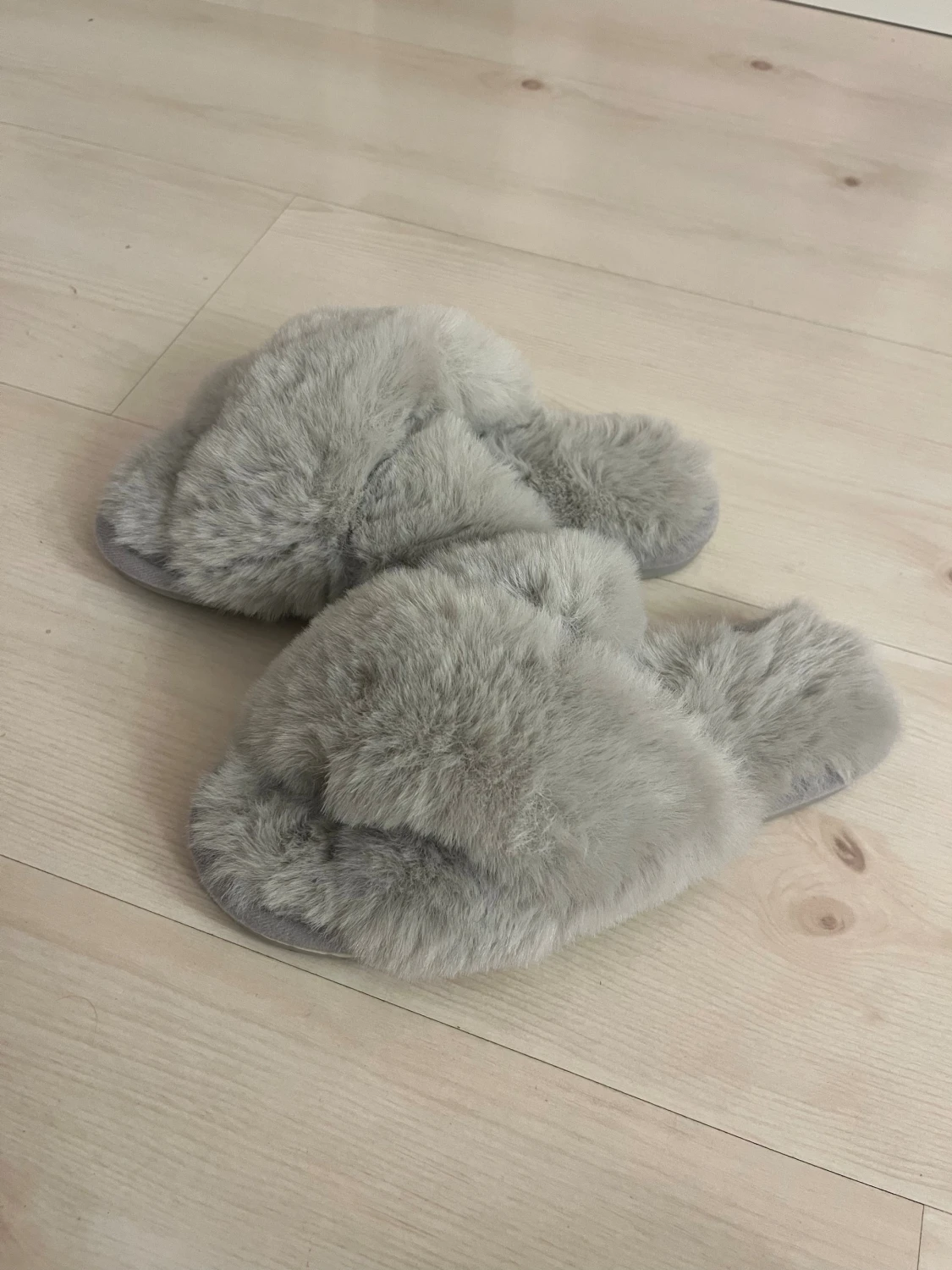 Grå fluffiga tofflor strl 37/38