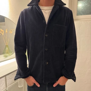 Navy manchester overshirt från Suitsupply - Navy overshirt i grov manchester. Märke Barena Venezia. Köpt på Vestiaire collective. 