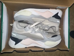 Puma RS-X sneakers i ljusgrå och vit - Säljer ett par Puma RS-X sneakers med chunky design.