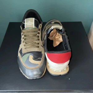 Valentino Rockrunners  - Tja, säljer mina fina rockrunners som är perfekta nu till vintern! Kanske en fin julklapp till en kär!                                   Skorna är i princip nyskick, strl 45 passar även 44                 Priset är inte hugget i sten, skriv vid vilka som helst frågor!