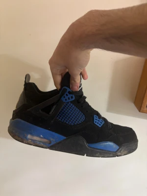 Nike Air Jordan 4 svart/blå sneakers - Bra skick men lite smutsiga.
