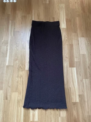 Maxikjol - Fin kjol i struktur från GinaTricot, bra skick!! 