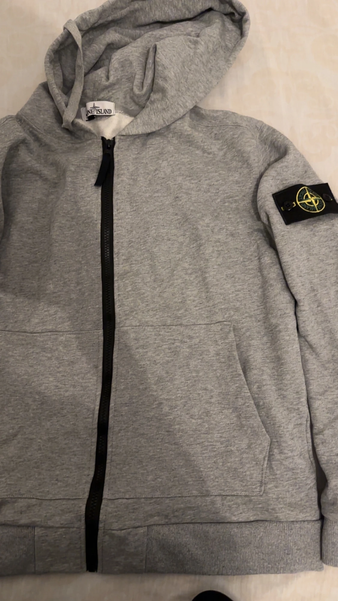 Grå hoodie med dragkedja från Stone Island  - 2