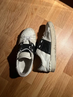 Valentino Open - Säljer dessa Valentino Open i storlek 42 | Inte det bästa skicket men går att laga dessa under sulan så kommer de bli mycket bättre | Priset är självklart inte hugget i sten | Skriv gärna vid frågor.