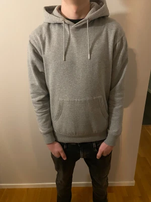 Grå hoodie med huva och ficka från Jack & Jones - En enkel och stilren grå hoodie med huva och snörning. Tröjan har en stor magficka framtill | Storlek XS men sitter som en S | Skick 7/10 | 