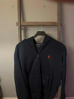 Mörkblå hoodie från Polo Ralph Lauren - 🪧Storlek M. Ny skick. Priset kan diskuteras💰