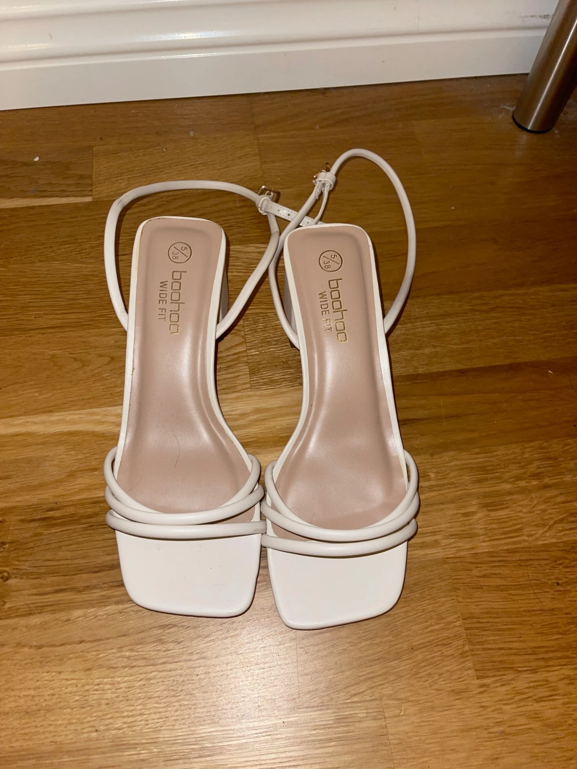 Vita/beiga klackskor med fyrkantig tå 