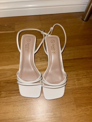 Vita/beiga klackskor med fyrkantig tå  - Säljer ett par beige/vita klackskor, superfina och bekväma men kommer ej till användning