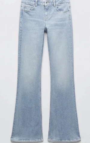 Ljusblå bootcut jeans - Snygga ljusblå jeans med bootcut-modell. De är lågmidjade och nästan i nyskick 