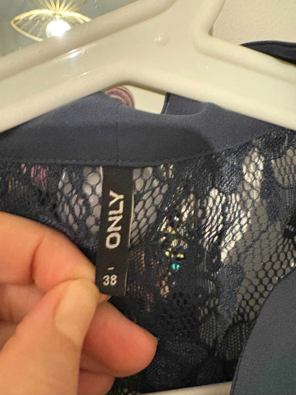 Mörkblå blus med spets från ONLY - 2