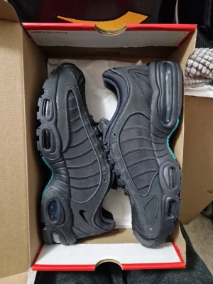 Oanvända Nike Air Max Tailwind EU44.5  - Helt nya i original låda. Special Edition som inte går att få tag på längre. Sista pris 2500 kr. Inte intresserad av byten eller skambud. Skickar spårbart och försäkrat 