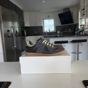 Maison Margiela skor - Svarta maison margiela skor. Riktigt stilrena och i helt okej skick. Skriv om ni har frågor