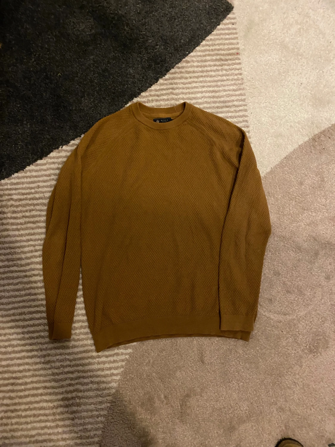 Brun stickad tröja från Riley - 1