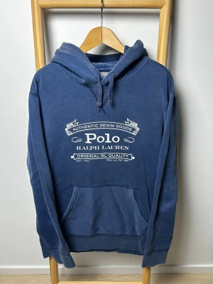 Ralph lauren hoodie | M  - Blå hoodie från Ralph lauren | fint skick utan defekter | om du har frågor tveka då inte på att höra av dig🙌