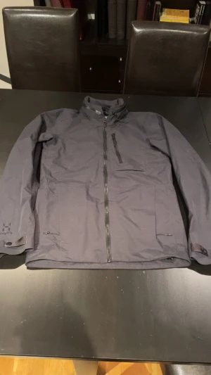 Haglöfs jacka  - Snygg Haglöfs jacka i färg svart, storlek XS. Jackan är i nyskick, med funktioner så du kan justera passformen vid midjan. Skriv om ni har frågor! 