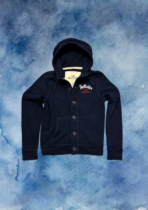 Vintage Hollister Cardigan Med Knappar  - Säljer denna otroliga sällsynta och feta Hollister cardigan med knappar | Mycket bra skick | Längd ≈ 65cm, Bredd armhåla - armhåla ≈52cm | Modell 175, 68 kg