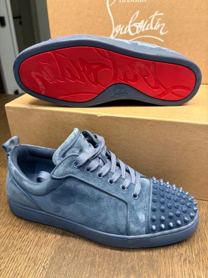 Blåa Christian Loubtins - Säljer mina hel äkta blåa Loubs. De är extremt bra tagen hand om , samt toppen skick! Jag beställde helt nya några månader sen men jag har tröttnat på dem. Loubsen kostade mig 7000kr. Ställ gärna frågor eller fråga mig att skicka flera bilder!😃