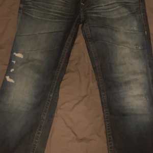 Rare trues - MER BILDER I DM!!!! Rare asf trueys med läder på baksidan, Batman typ. Galet snygga. En del heelbite o lite som fixats men de aura. Priset inte hugget i sten