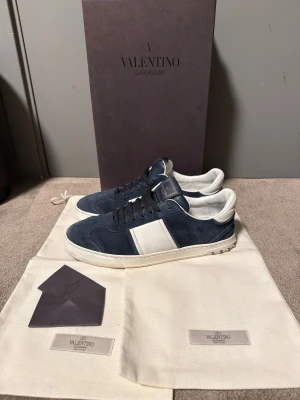 Valentino flycrew  - Ett par riktigt snygga valentino flycrews i storlek 40,5. Hör av dig om du har frågor!