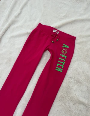 Abercrombie & fitch lågmidjade byxor  - Ett par byxor från Abercrombie & fitch i storlek XS. Rakt över midjemått: ca 34cm. Innebenslängd: ca 75cm. Jag fraktar inom 24h. Se liknande plagg i min profil! 