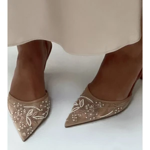 Klackskor med brodyr  - Jättefina klackar från Zara som tyvärr inte kommit till användning hos mig. Skriv för egna bilder, de är använda endast en gång men de har inga defekter överhuvudtaget. 🩷