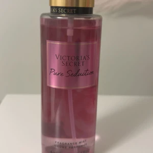 Victoria's Secret Pure Seduction Mist - Säljer min Pure Seduction från Victoria Secret. Använts en smula men väldigt mycket kvar💕💕