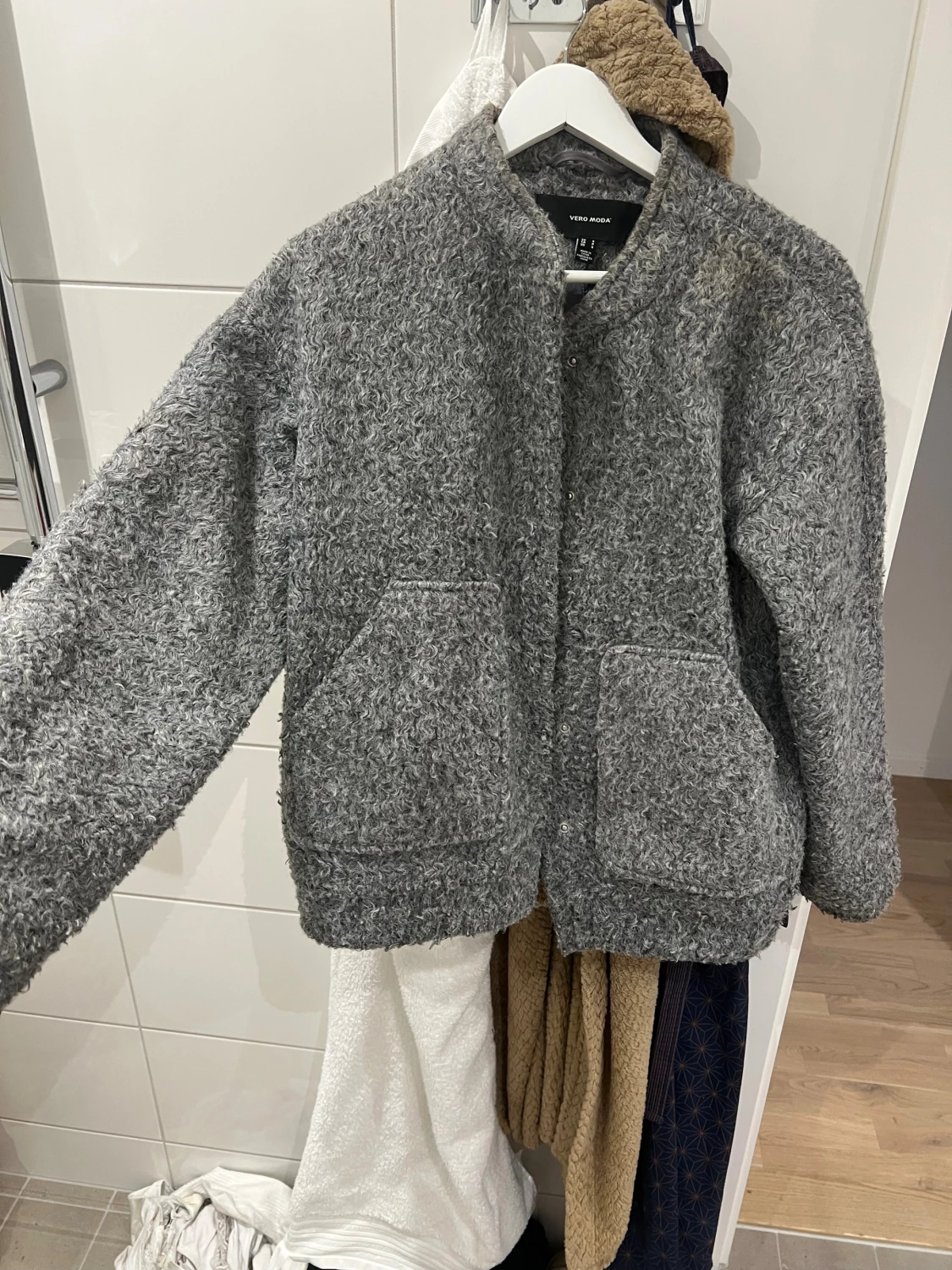 Grå teddyjacka från Vero Moda