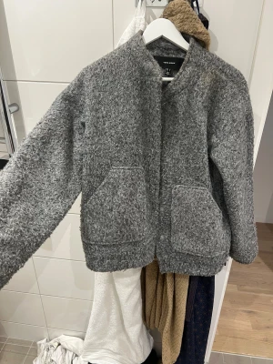 Grå teddyjacka från Vero Moda - Super fin, både varm och snygg 💞 använd fåtal gånger 