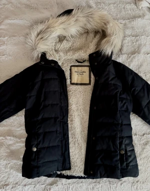 Abercombie & Fitch Jacka - Jacka från Abercombie & Fitch. Storlek M men sitter som en S. Köpt på Vinted men jag själv har bara använt den en gång. 