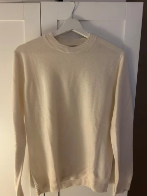 Vit stickad tröja från Massimo dutti - Snygg vit stickad tröja från Massimo dutti