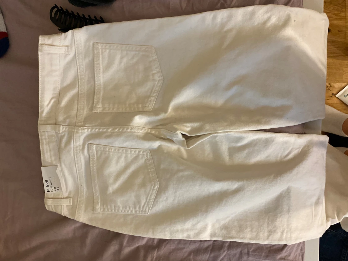 Vita lågmidjade utsvängda flare jeans! - 3