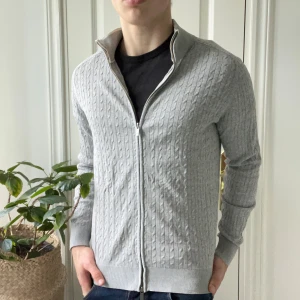 Massimo dutti full zip  - Massimo dutti full zip i storlek M. Inga defekter! Sjuk passform och nice matieral! ✌️ modellen är 180 cm 75 kg. 